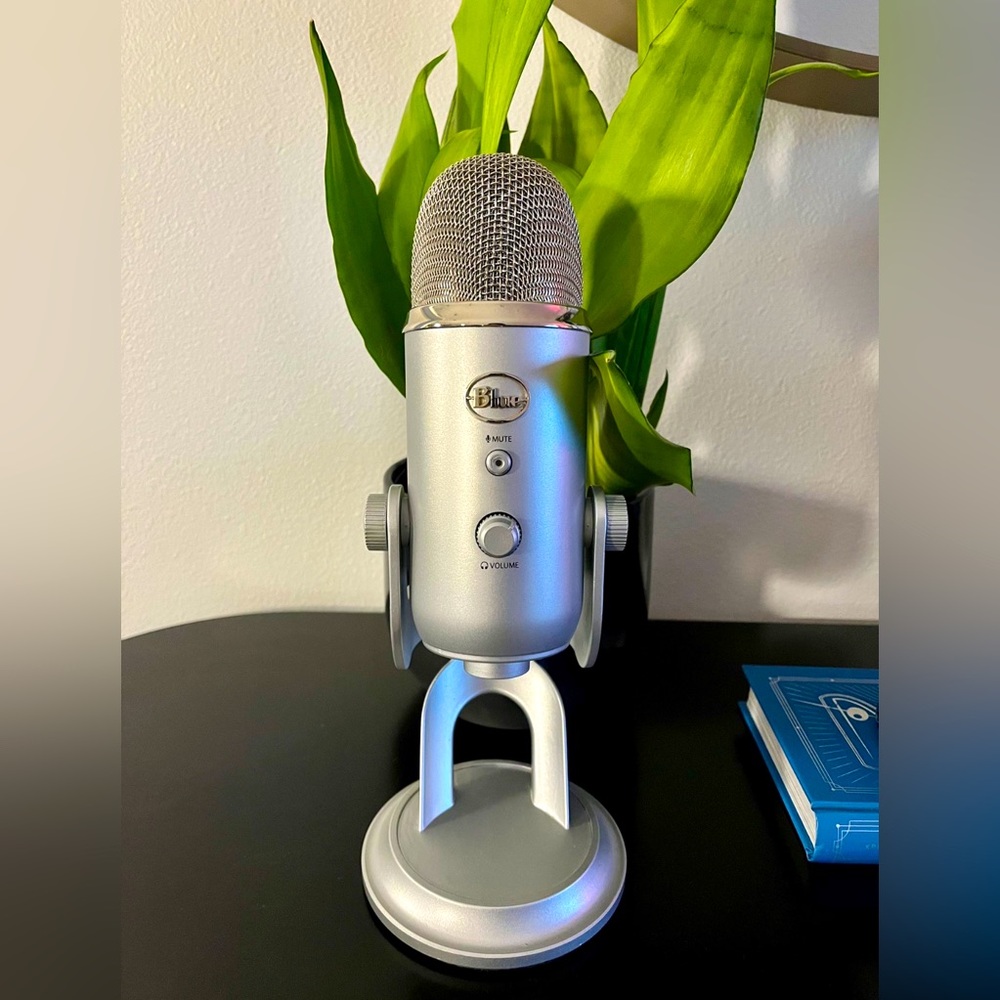 Blue Yeti Silver Microphone Speaker